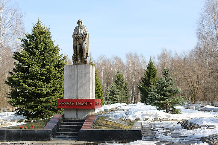 Скульптура Воин на воинском кладбище Балино в Иваново